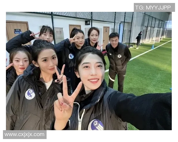 美丽瞬间足球明星与女神的亲密合影引发热议 美丽瞬间足球明星与女神的亲密合影引发热议